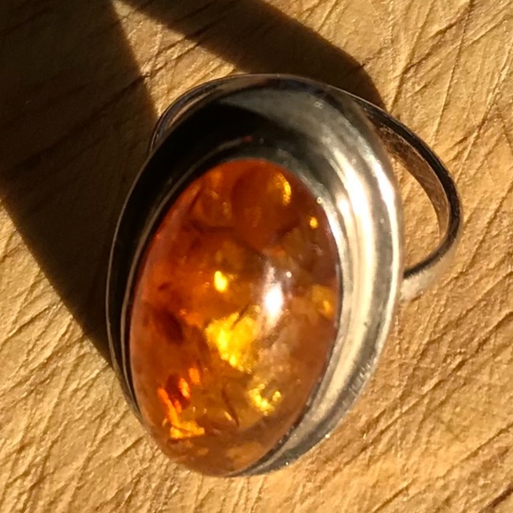Hallmark unclear Jewelry - Large amber in silver ring 7.5